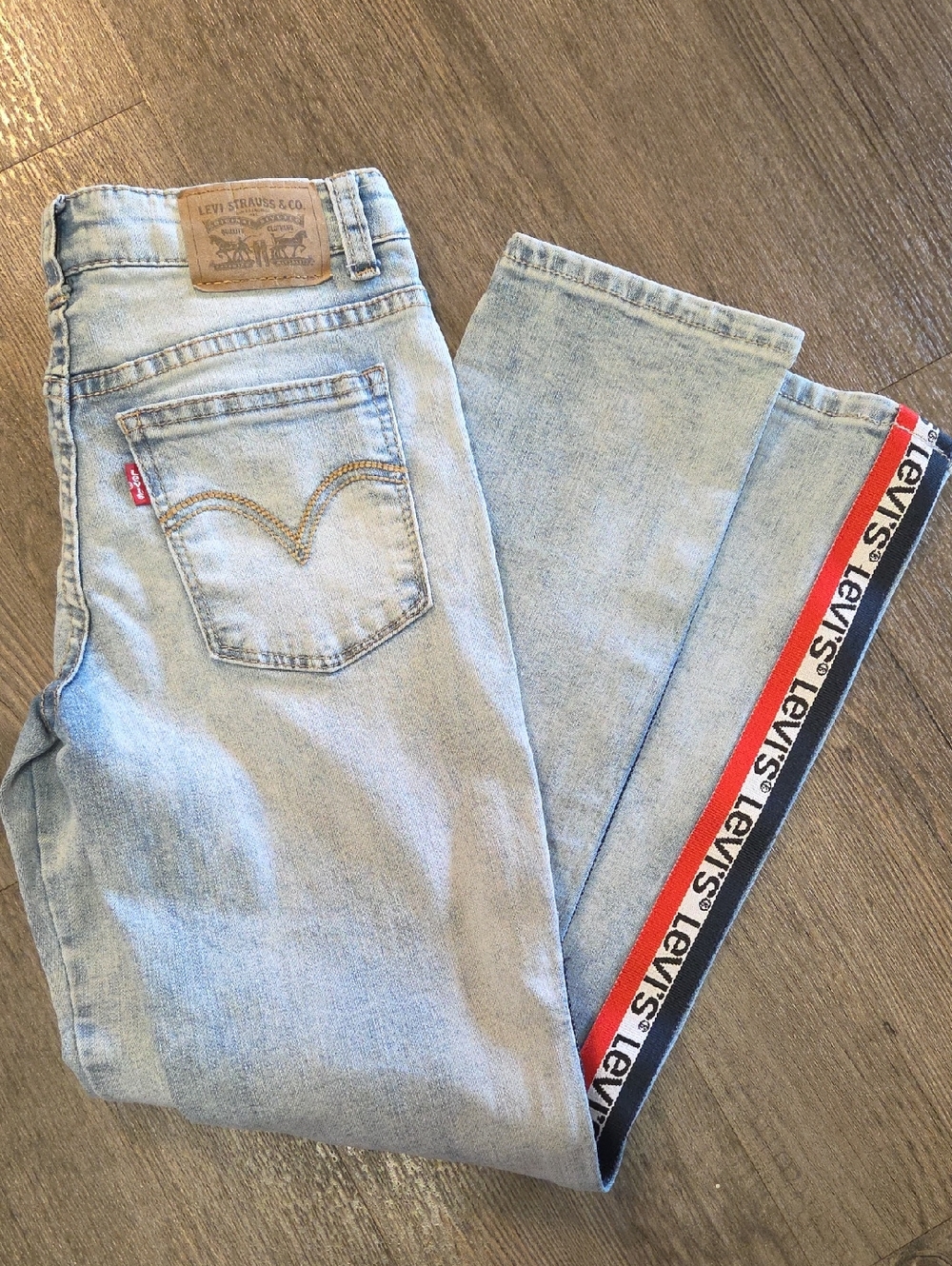 Levi's • Ankle Girlfriend Light/Acidwash Jeans with Logo Ribbon
